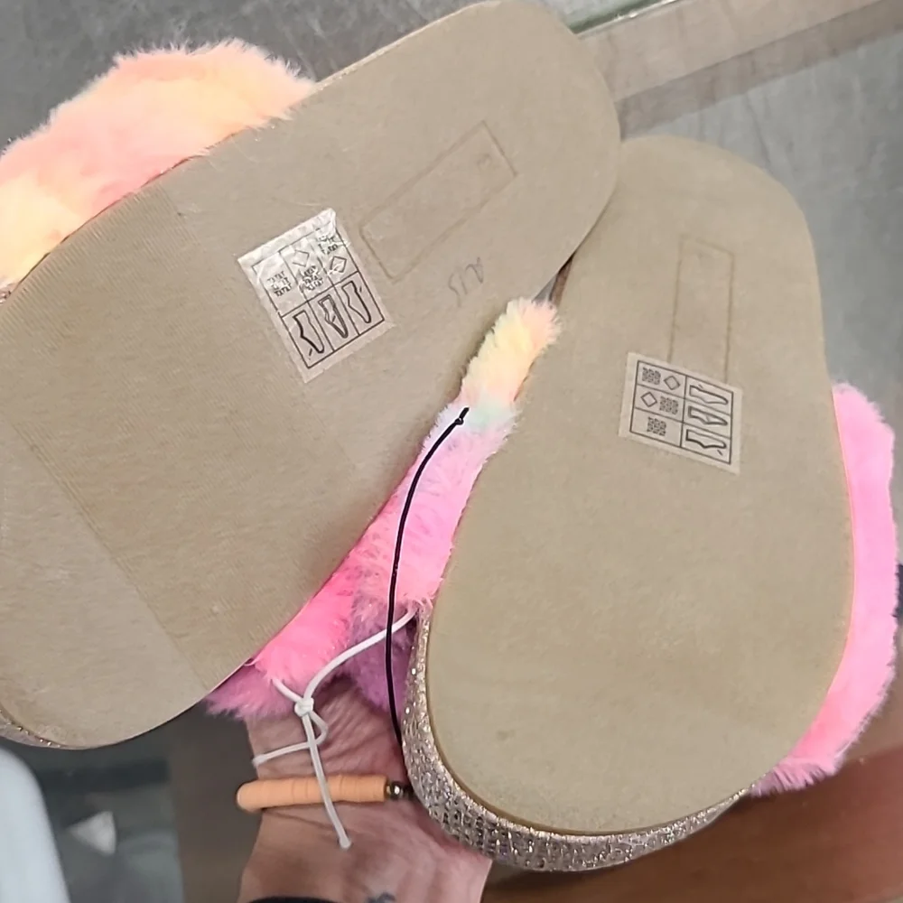 NWT Tahari girls fuzzy sandal slides size 3